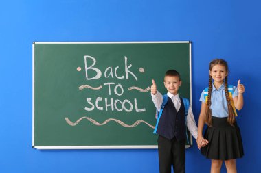 Tahtanın yanındaki gözbebekleri renk arkaplanında başparmak yukarı gösteriyor