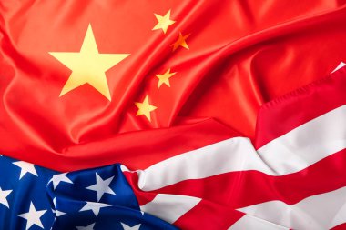 Arkaplan olarak Çin ve ABD bayrakları