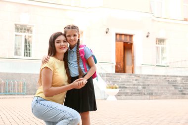 Anne, küçük kızına veda ediyor.