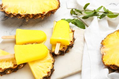 Hafif arkaplanlı lezzetli ananas şekerli tahta