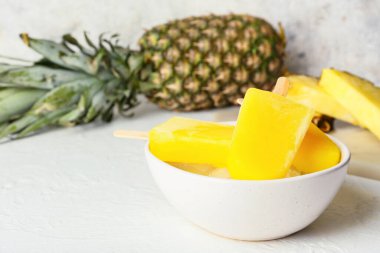 Hafif arka planda lezzetli ananaslı dondurma kasesi.