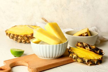 Hafif arkaplanlı lezzetli ananas şekerli tahta