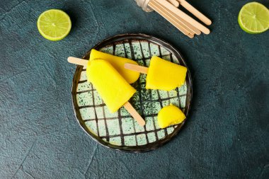 Koyu arkaplanda lezzetli ananaslı dondurma tabağı.