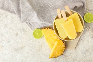 Hafif arka planda lezzetli ananaslı dondurma kasesi.