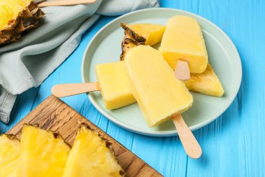 Renkli ahşap arka planda lezzetli ananaslı dondurma tabağı.