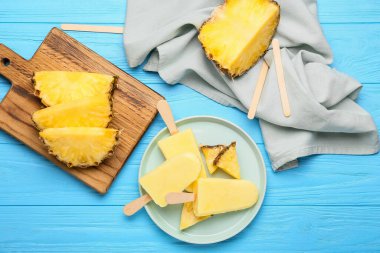 Renkli ahşap arka planda lezzetli ananaslı dondurma tabağı.