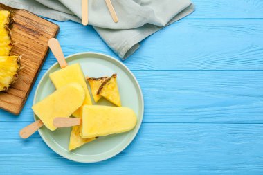 Renkli ahşap arka planda lezzetli ananaslı dondurma tabağı.