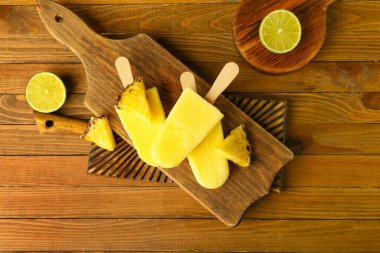 Ahşap zemin üzerinde lezzetli ananas şekerlemeleri olan tahta.