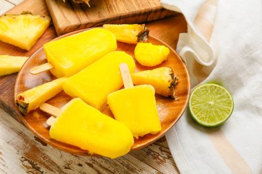 Hafif ahşap arka planda lezzetli ananaslı dondurma tabağı.