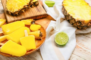 Hafif ahşap arka planda lezzetli ananaslı dondurma tabağı.