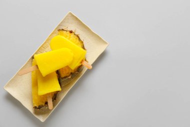 Hafif arka planda lezzetli ananaslı dondurma tabağı.