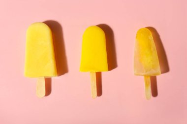 Renkli arkaplanda lezzetli ananas şekerlemeleri