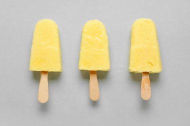 Hafif arkaplanda lezzetli ananas şekerlemeleri