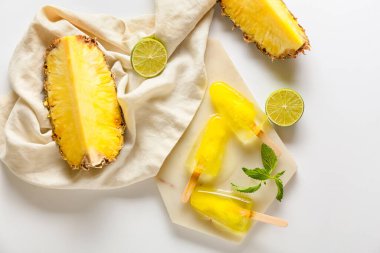 Beyaz arka planda lezzetli ananaslı dondurma panosu