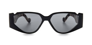 Beyaz arkaplanda şık güneş gözlükleri