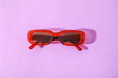 Renkli arka planda şık kadın gözlükleri