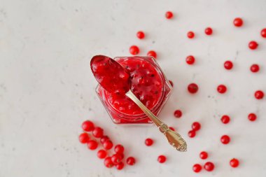 Kavanoz kırmızı frenk üzümü reçeli ve hafif arkaplanda böğürtlen