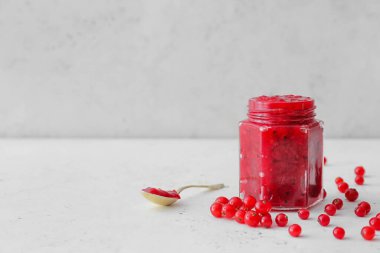 Kavanoz kırmızı frenk üzümü reçeli ve hafif arkaplanda böğürtlen