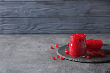 Koyu arkaplanda kırmızı frenk üzümü reçeli bileşimi
