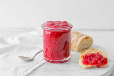 Frenk üzümü reçeli ve sandviçli kompozisyon