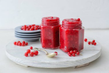 Frenk üzümü reçeli ve hafif arkaplanlı böğürtlenli tahta