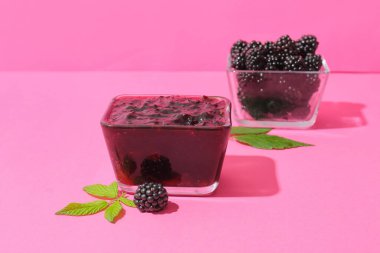 Lezzetli böğürtlen reçeli ve renkli böğürtlen kaseleri