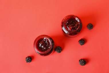 Renkli böğürtlen reçeli kavanozları