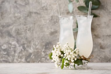 Lezzetli kokteylli bardaklar ve arka planda güzel çigila çiçekleri.