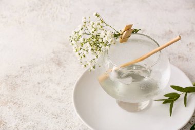 Lezzetli bir kokteyl ve arka planda güzel çigila çiçekleri.