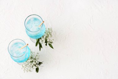 Lezzetli kokteylli bardaklar ve arka planda güzel çigila çiçekleri.