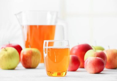 Bardak elma suyu masada