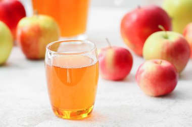 Bardak elma suyu masada