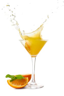 Beyaz arka planda bir bardak lezzetli turuncu margarita.