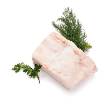 Maydanozlu çiğ domuz yağı ve beyaz arka planda dereotu.