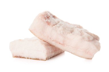 Beyaz arkaplanda tuzlanmış domuz yağı parçaları