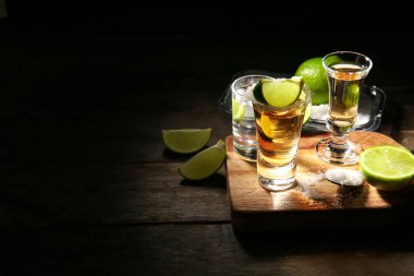 Koyu arkaplanda limonlu tekila.