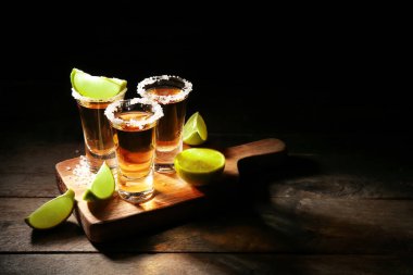 Koyu arkaplanda limonlu tekila.