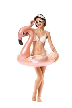 Beyaz arka planda şişirilebilir yüzüğü olan genç bir kadın.