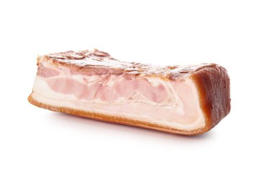 Beyaz arka planda lezzetli tütsülenmiş pastırma.