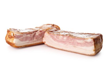 Beyaz arka planda lezzetli tütsülenmiş pastırma.