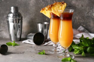 Bir bardak lezzetli mai tai kokteyli ve sallanan grunge background.