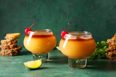 Renkli mai tai kokteyli bardakları.