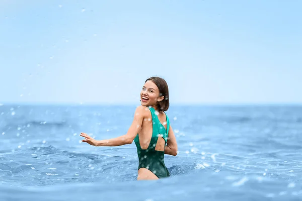 Красива Молода Жінка Плаває Морі Курорті — стокове фото