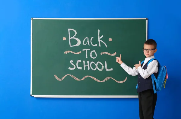 Schoolboy Nära Svarta Tavlan Färg Bakgrund — Stockfoto