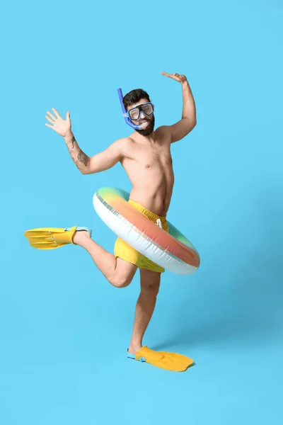 Joven Divertido Con Anillo Inflable Paletas Máscara Snorkel Sobre Fondo — Foto de Stock