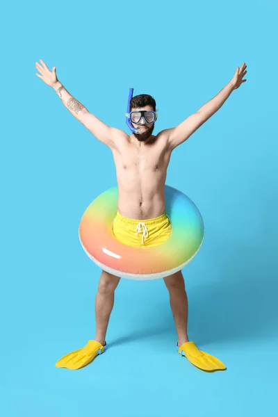 Забавный Молодой Человек Надувным Кольцом Веслами Маской Подводного Плавания Цветном — стоковое фото