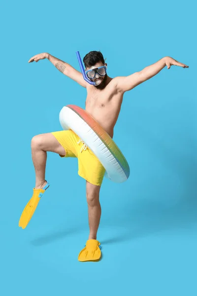 Jovem Engraçado Com Anel Inflável Pás Máscara Snorkeling Fundo Cor — Fotografia de Stock