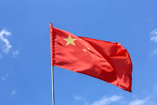 Čínská Vlajka Proti Modré Obloze — Stock fotografie
