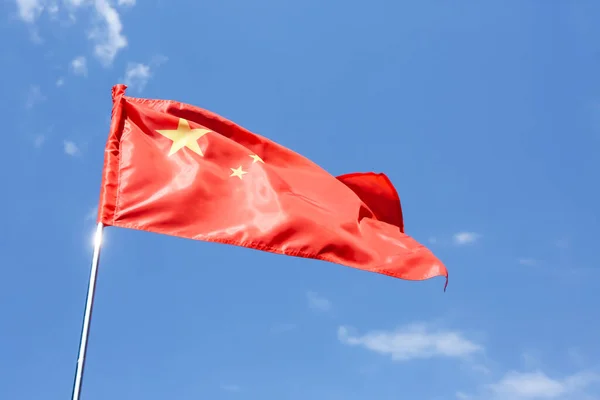 蓝蓝的天空反对中国的国旗 — 图库照片
