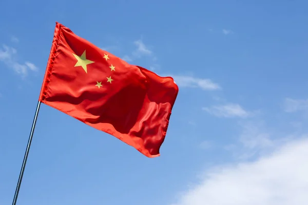 Σημαία Της Κίνας Κατά Μπλε Ουρανό — Φωτογραφία Αρχείου